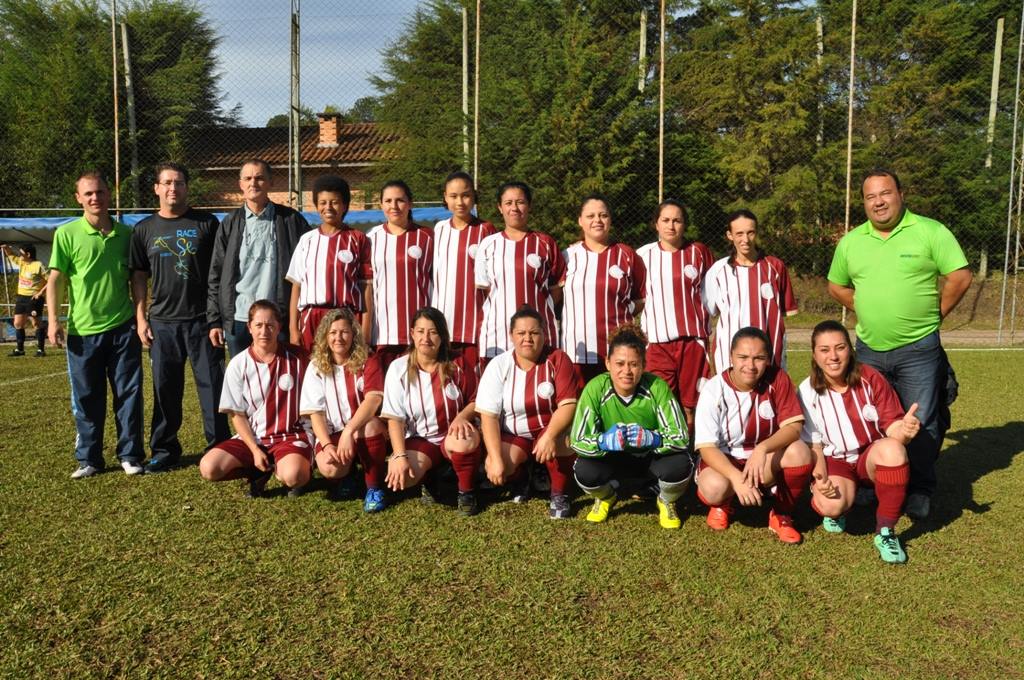 Equipe Ajax Bordo, campeã da 3ª Copa de Futebol Feminino